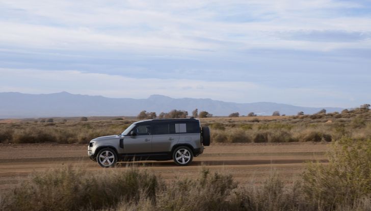 Land Rover Defender 2025: caratteristiche, design, abitacolo, motori e pacchetti - Foto 32 di 119