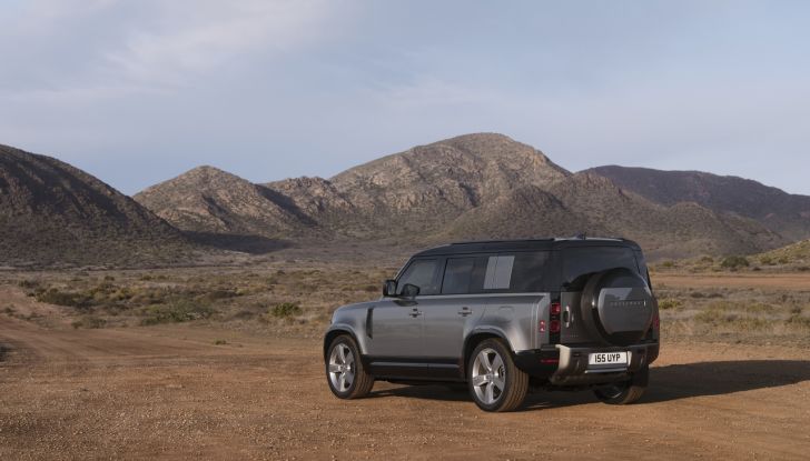 Land Rover Defender 2025: caratteristiche, design, abitacolo, motori e pacchetti - Foto 36 di 119