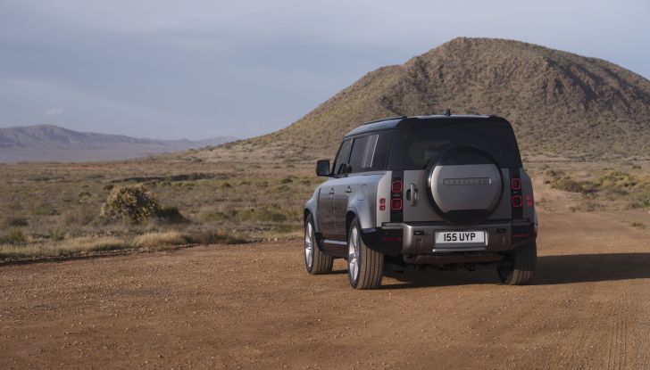 Land Rover Defender 2025: caratteristiche, design, abitacolo, motori e pacchetti - Foto 37 di 119