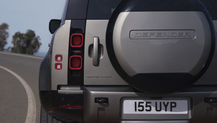 Land Rover Defender 2025: caratteristiche, design, abitacolo, motori e pacchetti - Foto 40 di 119