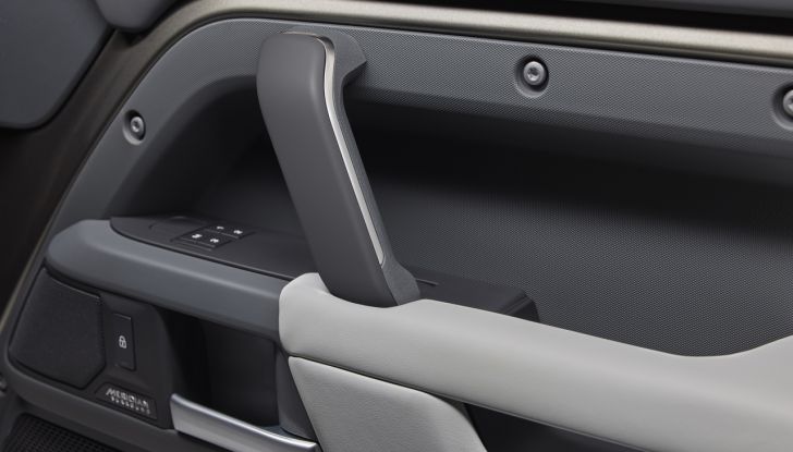 Land Rover Defender 2025: caratteristiche, design, abitacolo, motori e pacchetti - Foto 25 di 119