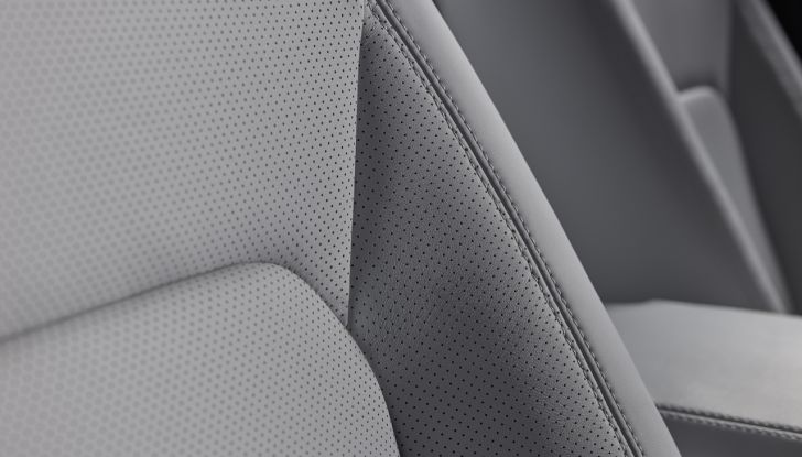 Land Rover Defender 2025: caratteristiche, design, abitacolo, motori e pacchetti - Foto 27 di 119