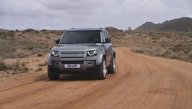 Land Rover Defender 2025: caratteristiche, design, abitacolo, motori e pacchetti - Foto 28 di 119