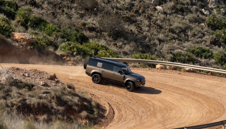 Land Rover Defender 2025: caratteristiche, design, abitacolo, motori e pacchetti - Foto 53 di 119