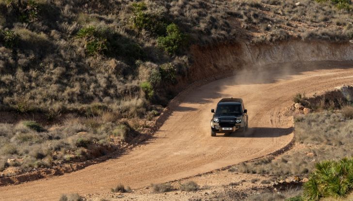 Land Rover Defender 2025: caratteristiche, design, abitacolo, motori e pacchetti - Foto 57 di 119