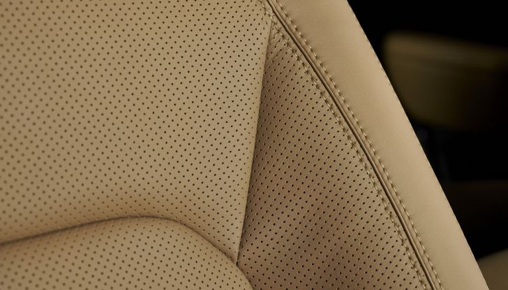 Land Rover Defender 2025: caratteristiche, design, abitacolo, motori e pacchetti - Foto 58 di 119