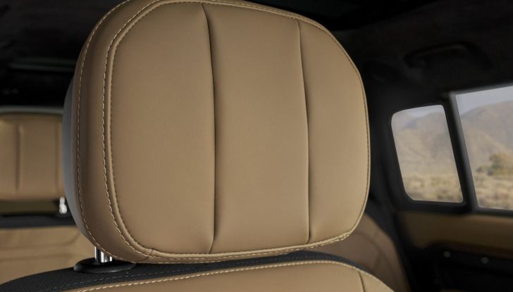 Land Rover Defender 2025: caratteristiche, design, abitacolo, motori e pacchetti - Foto 59 di 119