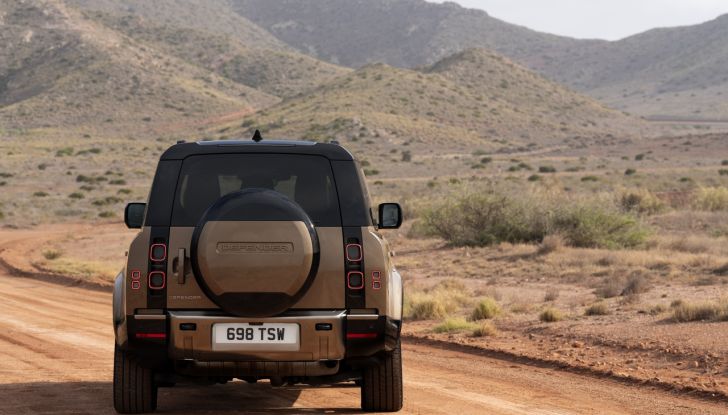 Land Rover Defender 2025: caratteristiche, design, abitacolo, motori e pacchetti - Foto 64 di 119