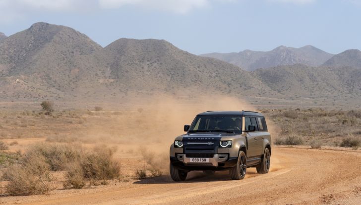 Land Rover Defender 2025: caratteristiche, design, abitacolo, motori e pacchetti - Foto 48 di 119