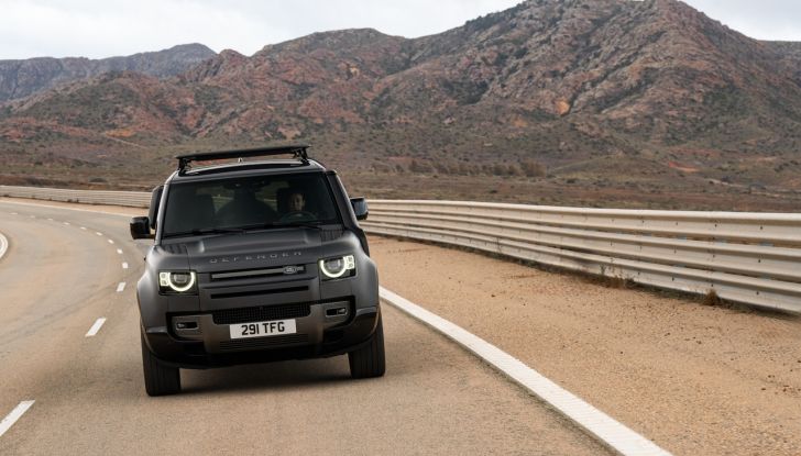 Land Rover Defender 2025: caratteristiche, design, abitacolo, motori e pacchetti - Foto 78 di 119