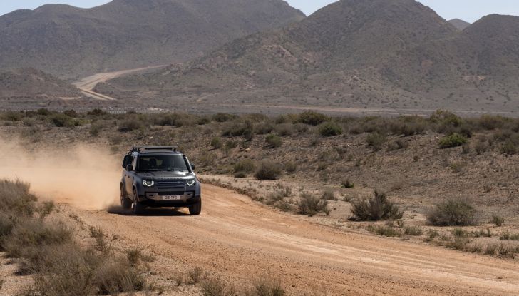 Land Rover Defender 2025: caratteristiche, design, abitacolo, motori e pacchetti - Foto 80 di 119