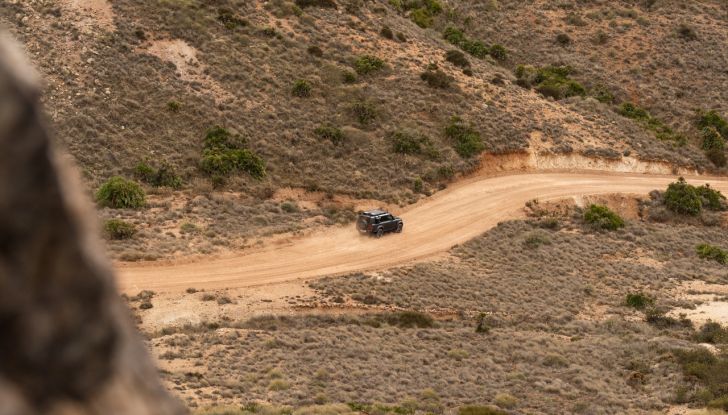 Land Rover Defender 2025: caratteristiche, design, abitacolo, motori e pacchetti - Foto 82 di 119