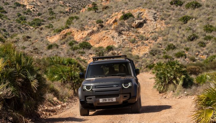 Land Rover Defender 2025: caratteristiche, design, abitacolo, motori e pacchetti - Foto 76 di 119
