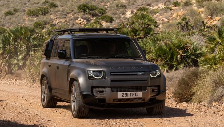 Land Rover Defender 2025: caratteristiche, design, abitacolo, motori e pacchetti - Foto 77 di 119