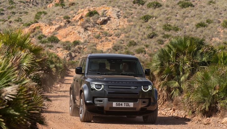 Land Rover Defender 2025: caratteristiche, design, abitacolo, motori e pacchetti - Foto 95 di 119