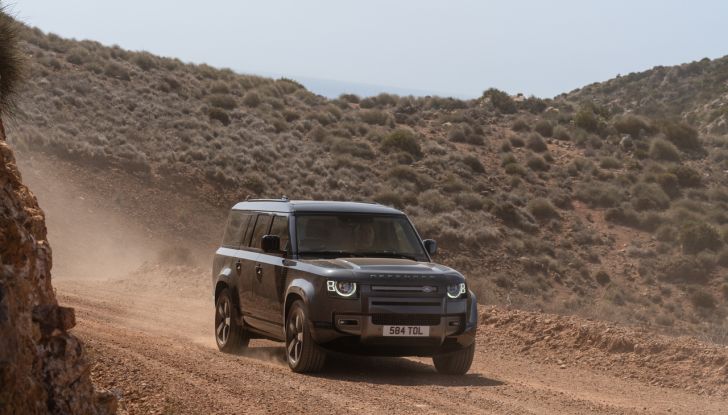 Land Rover Defender 2025: caratteristiche, design, abitacolo, motori e pacchetti - Foto 97 di 119