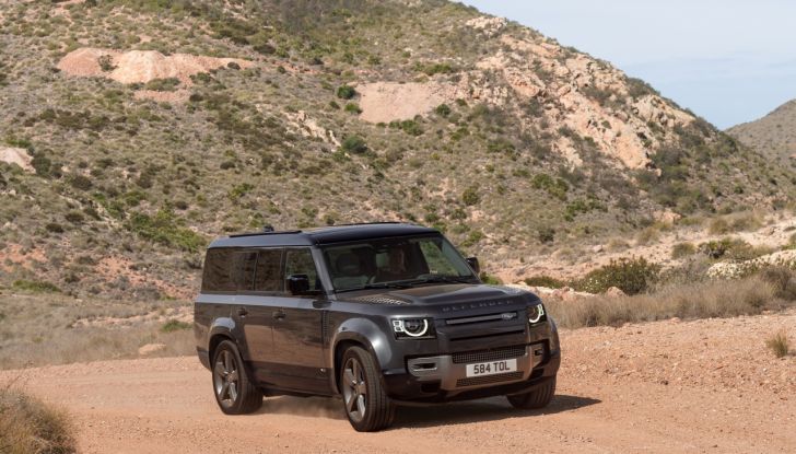 Land Rover Defender 2025: caratteristiche, design, abitacolo, motori e pacchetti - Foto 98 di 119