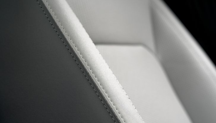 Land Rover Defender 2025: caratteristiche, design, abitacolo, motori e pacchetti - Foto 99 di 119