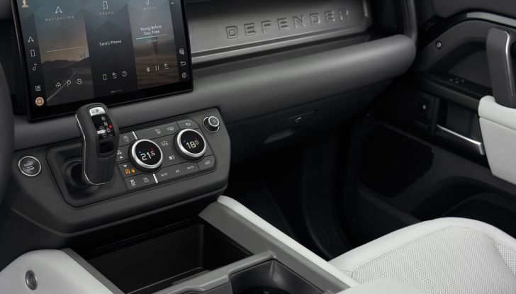 Land Rover Defender 2025: caratteristiche, design, abitacolo, motori e pacchetti - Foto 101 di 119