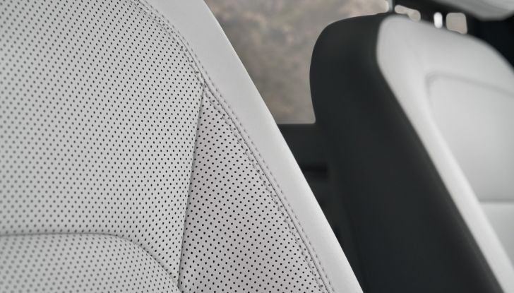 Land Rover Defender 2025: caratteristiche, design, abitacolo, motori e pacchetti - Foto 110 di 119