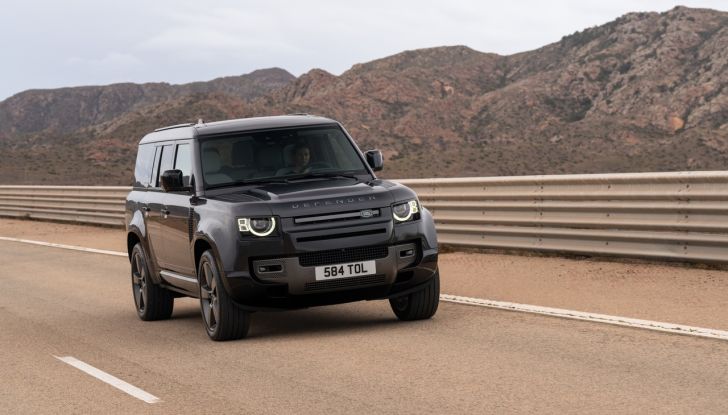 Land Rover Defender 2025: caratteristiche, design, abitacolo, motori e pacchetti - Foto 91 di 119
