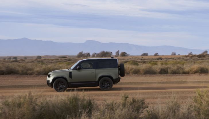 Land Rover Defender 2025: caratteristiche, design, abitacolo, motori e pacchetti - Foto 2 di 119
