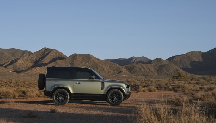 Land Rover Defender 2025: caratteristiche, design, abitacolo, motori e pacchetti - Foto 12 di 119