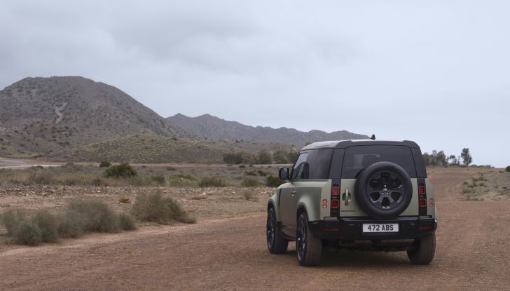 Land Rover Defender 2025: caratteristiche, design, abitacolo, motori e pacchetti - Foto 13 di 119