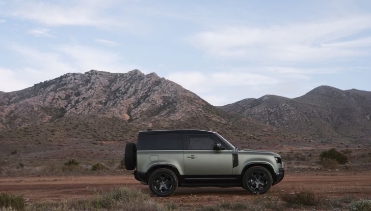 Land Rover Defender 2025: caratteristiche, design, abitacolo, motori e pacchetti - Foto 14 di 119