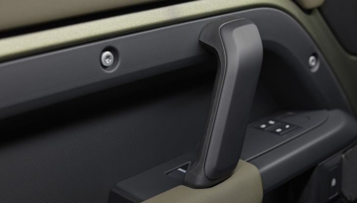 Land Rover Defender 2025: caratteristiche, design, abitacolo, motori e pacchetti - Foto 20 di 119