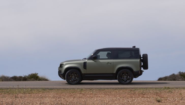 Land Rover Defender 2025: caratteristiche, design, abitacolo, motori e pacchetti - Foto 4 di 119