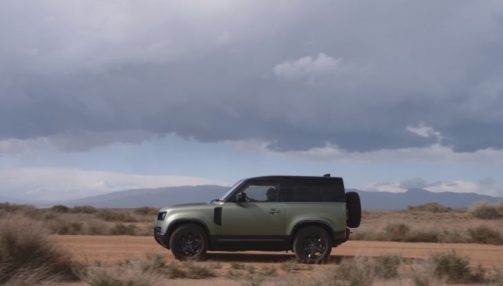Land Rover Defender 2025: caratteristiche, design, abitacolo, motori e pacchetti - Foto 5 di 119