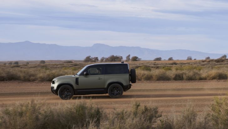 Land Rover Defender 2025: caratteristiche, design, abitacolo, motori e pacchetti - Foto 7 di 119