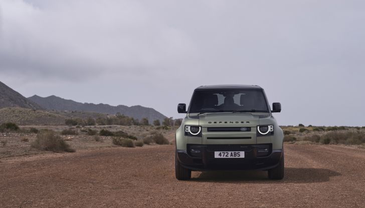 Land Rover Defender 2025: caratteristiche, design, abitacolo, motori e pacchetti - Foto 9 di 119