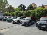 Nuova MINI Cooper 2024 benzina, prova su strada e prestazioni