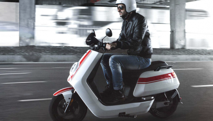 Ascoltare musica con l’interfono: pratica accettata o pericolosa? - Foto 6 di 19