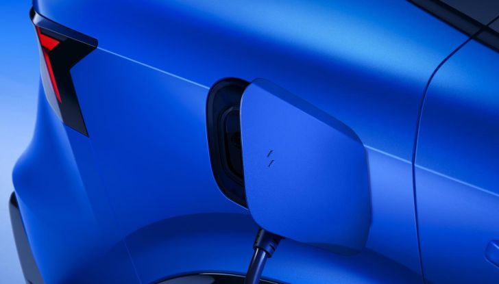 Renault Rafale E-Tech: la versione 4×4 da 300 CV arriva nelle concessionarie - Foto 10 di 18