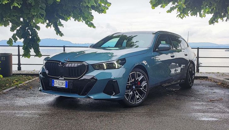 BMW Serie 5 Touring 2024: prova su strada della station wagon diesel ed elettrica - Foto 2 di 29