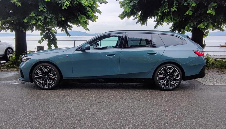 BMW Serie 5 Touring 2024: prova su strada della station wagon diesel ed elettrica - Foto 27 di 29