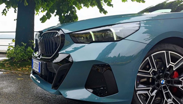 BMW Serie 5 Touring 2024: prova su strada della station wagon diesel ed elettrica - Foto 4 di 29