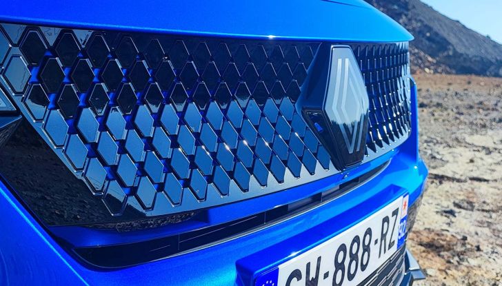 Renault Rafale 2024: prova su strada, allestimenti e prezzi del SUV coupé francese - Foto 3 di 35