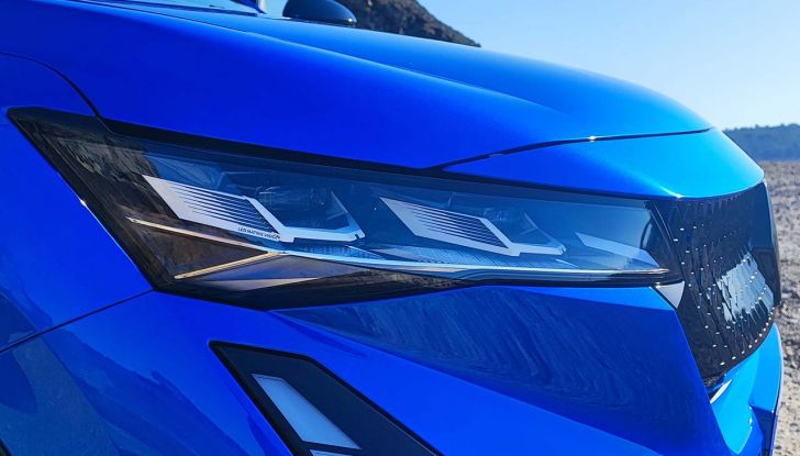 Renault Rafale 2024: prova su strada, allestimenti e prezzi del SUV coupé francese - Foto 4 di 35