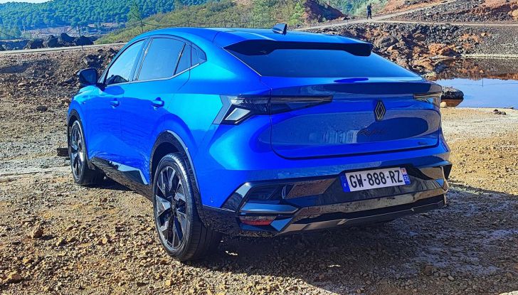 Renault Rafale 2024: prova su strada, allestimenti e prezzi del SUV coupé francese - Foto 10 di 35