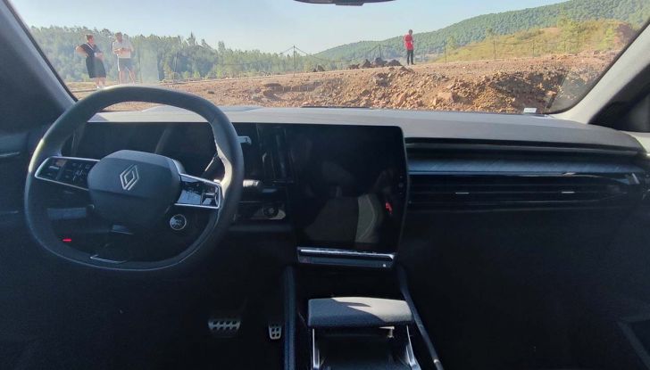 Renault Rafale 2024: prova su strada, allestimenti e prezzi del SUV coupé francese - Foto 14 di 35