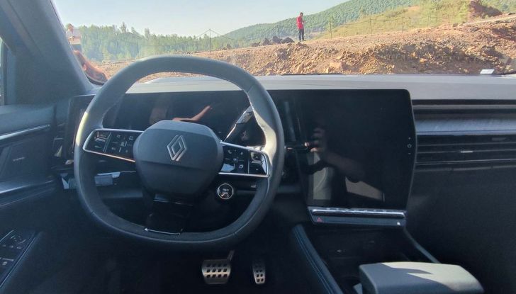 Renault Rafale 2024: prova su strada, allestimenti e prezzi del SUV coupé francese - Foto 15 di 35