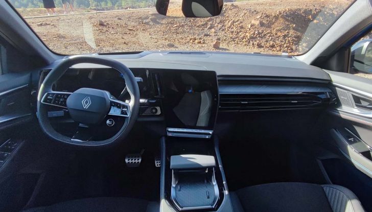 Renault Rafale 2024: prova su strada, allestimenti e prezzi del SUV coupé francese - Foto 17 di 35