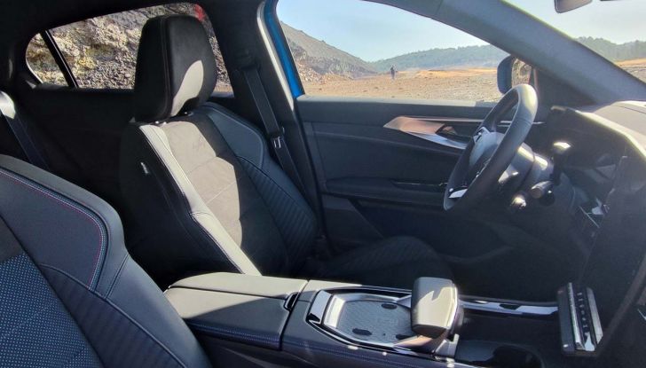 Renault Rafale 2024: prova su strada, allestimenti e prezzi del SUV coupé francese - Foto 19 di 35