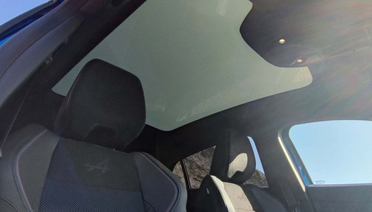 Renault Rafale 2024: prova su strada, allestimenti e prezzi del SUV coupé francese - Foto 20 di 35