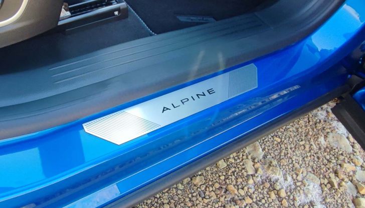 Renault Rafale 2024: prova su strada, allestimenti e prezzi del SUV coupé francese - Foto 21 di 35