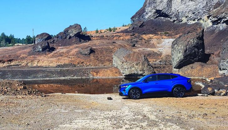 Renault Rafale 2024: prova su strada, allestimenti e prezzi del SUV coupé francese - Foto 25 di 35